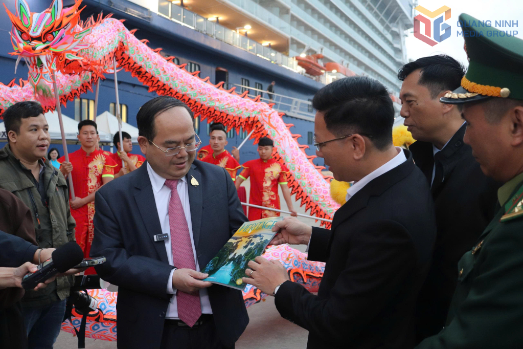 Lãnh đạo Sở Văn hóa, Thể thao và Du lịch giới thiệu số báo Heritage đầu tiên của năm mới có hình ảnh Vịnh Hạ Long.