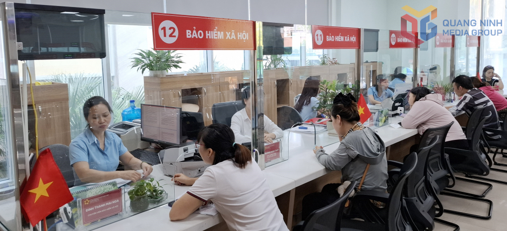 Người dân làm thủ tục giải quyết chế độ chính sách lĩnh vực BHXH, BHYT. BHTN tại Trung tâm hành chính công phường Hồng Gai.