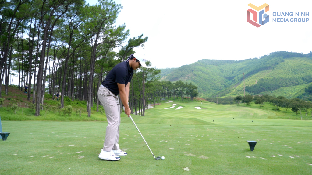 Du khách chơi golf tại sân golf Silk Path Đông Triều (phường An Sinh). Ảnh: Minh Yến