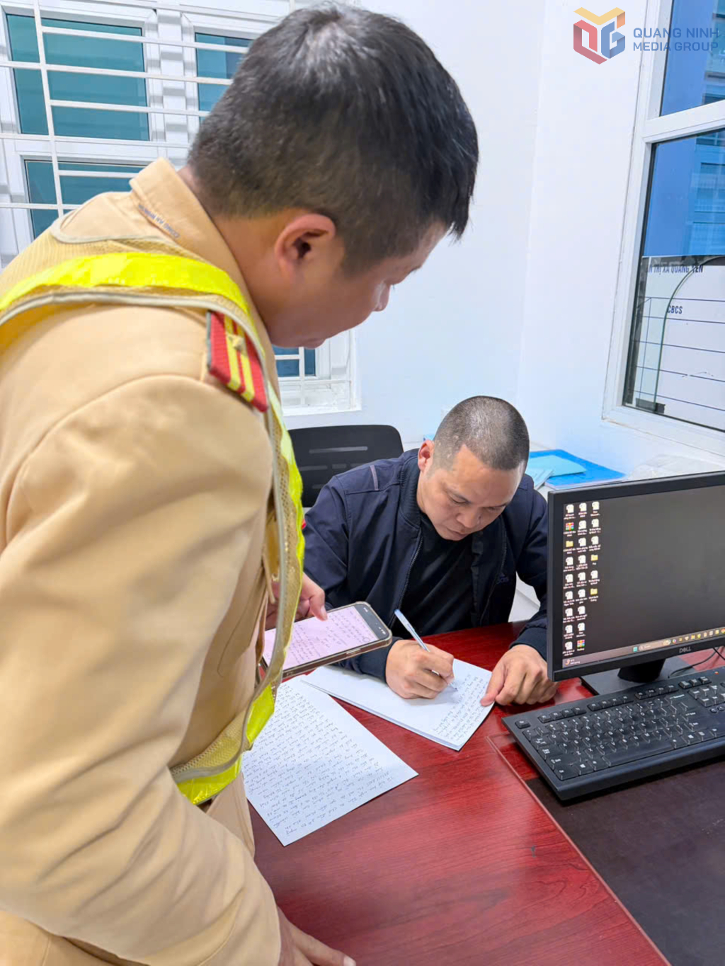 Lái xe vi phạm tại cơ quan công an.