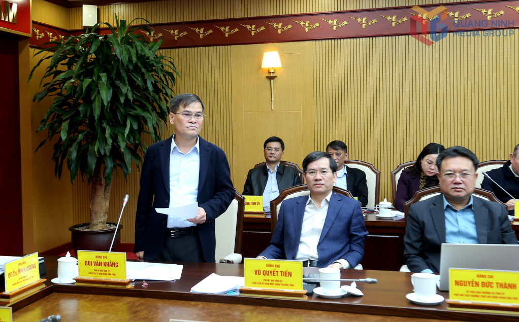 Đồng chí Bùi Văn Khắng, Phó Bí thư Tỉnh ủy, Chủ tịch UBND tỉnh, báo cáo tại hội nghị.