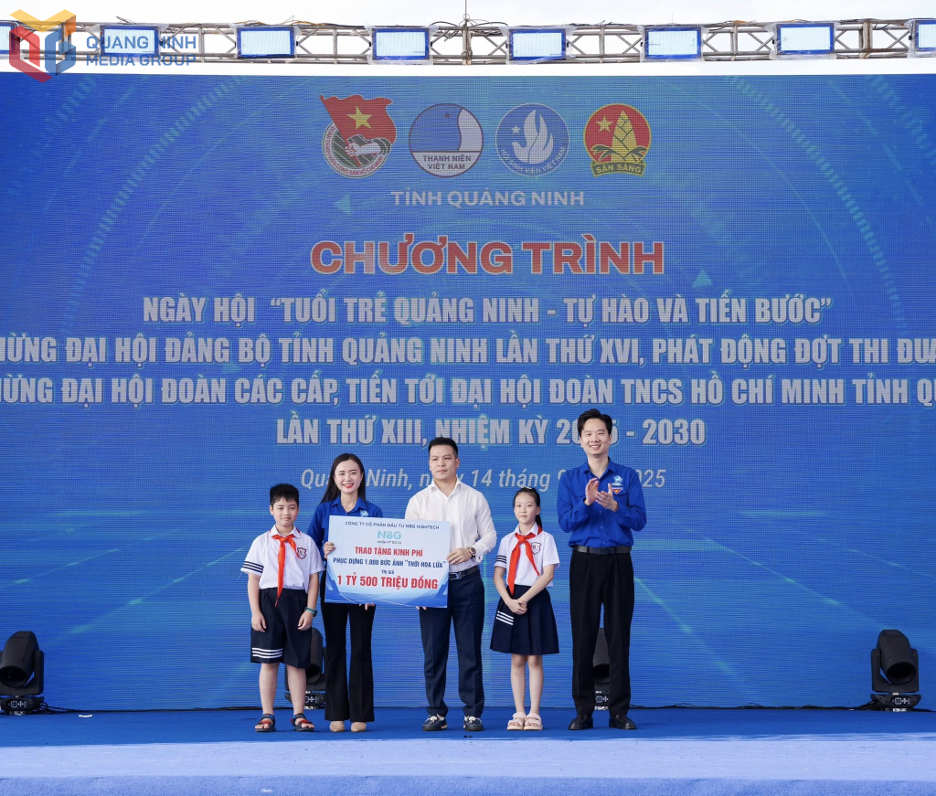 Đại diện Hội doanh nhân trẻ tỉnh trao biển tượng trưng 1,5 tỷ đồng phục dựng 1.000 tấm ảnh “Thời hoa lửa” tại chương trình phát động triển khai Đề án “Đoàn Thanh niên Cộng sản Hồ Chí Minh tham gia lưu giữ và tuyên truyền các câu chuyện lịch sử” tháng 9/2025 do Tỉnh Đoàn tổ chức.