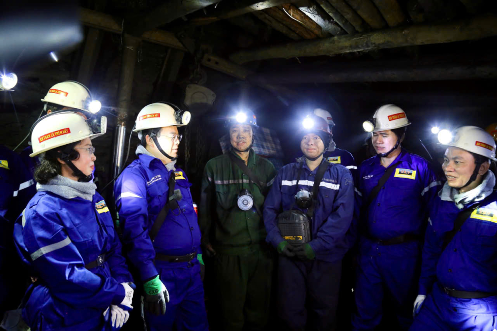 Đồng chí Bí thư Tỉnh ủy cùng các đồng chí lãnh đạo tỉnh trò chuyện với thợ mỏ Phân xương khai thác 10.