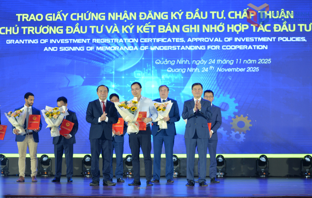 Quảng Ninh trao quyết định chấp thuận chủ trương đầu tư đồng thời chấp thuận nhà đầu tư cho Dự án Trung tâm ương giống, nuôi thủy sản công nghiệp và nhà máy điện mặt trời Đầm Hà tại xã Đầm Hà và xã Quảng Tân.