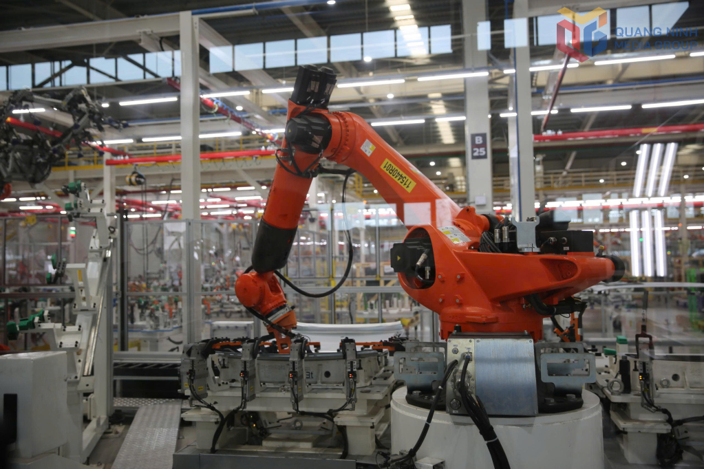 Dây chuyền lắp ráp ô tô tại Nhà máy ô tô Thành Công Việt Hưng.