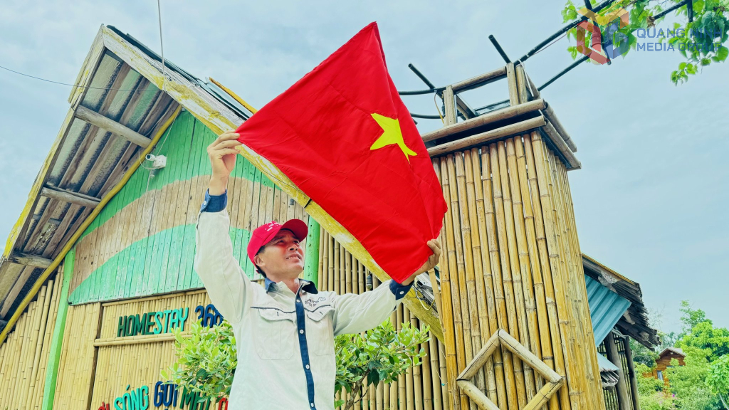 Người dân đặc khu Cô Tô treo cờ Tổ quốc chào mừng Đại hội XIV của Đảng. Ảnh: Mạnh Trường