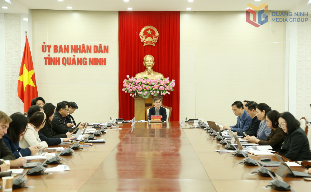 Đồng chí Bùi Văn Khắng, Phó Bí thư Tỉnh ủy, Chủ tịch UBND tỉnh chủ trì và phát biểu chỉ đạo tại hội nghị.