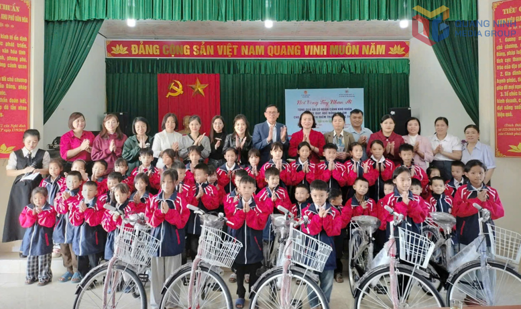 Hội Bảo trợ NKT-TMC tỉnh, UBND xã Đông Ngũ và Nhóm Thiện nguyện Hà Thảo Mộc trao tặng áo ấm và xe đạp cho các em học sinh khó khăn tại điểm trường Đông Thắng (Trường Tiểu học Đông Ngũ) tháng 11/2025.