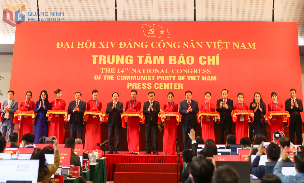 Các dại biểu thực hiện nghi thức cắt băng khai chương chính thức Trung tâm Báo chí Đại hội XIV của Đảng.