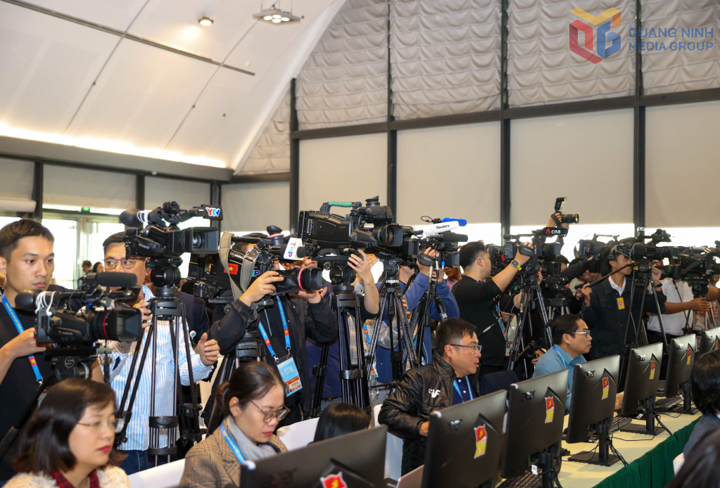 Đông đảo phóng viên báo chí trong và ngoài nước tham dự họp báo.