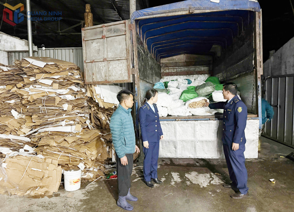 Đội QLTT số 1 khám phương tiện vận chuyển 3.120 kg chân gà không rõ nguồn gốc, xuất xứ.