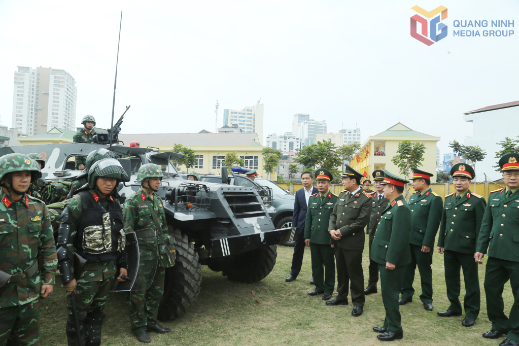 Thượng tướng Lê Tấn Tới, Ủy viên Trung ương Đảng, Chủ nhiệm Ủy ban Quốc phòng, An ninh và Đối ngoại của Quốc hội, Phó Trưởng Tiểu ban Thường trực cùng đoàn công tác kiểm tra tại Bộ Chỉ huy Quân sự tỉnh.