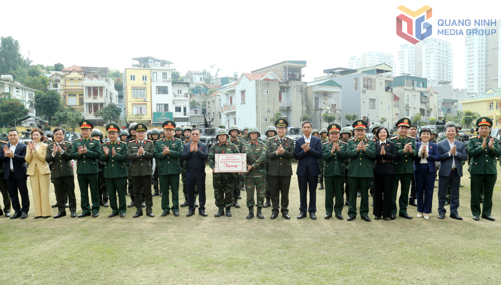 Thượng tướng Lê Tấn Tới, Ủy viên Trung ương Đảng, Chủ nhiệm Ủy ban Quốc phòng, An ninh và Đối ngoại của Quốc hội, Phó Trưởng Tiểu ban Thường trực tặng quà động viên cán bộ, chiến sĩ làm nhiệm vụ đảm bảo an ninh trật tự phục vụ cuộc bầu cử.