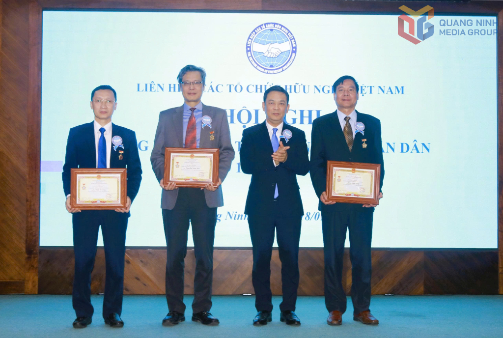 Liên hiệp các tổ chức hữu nghị Việt Nam tặng kỷ niệm chương cho các cá nhân thuộc cụm số 1