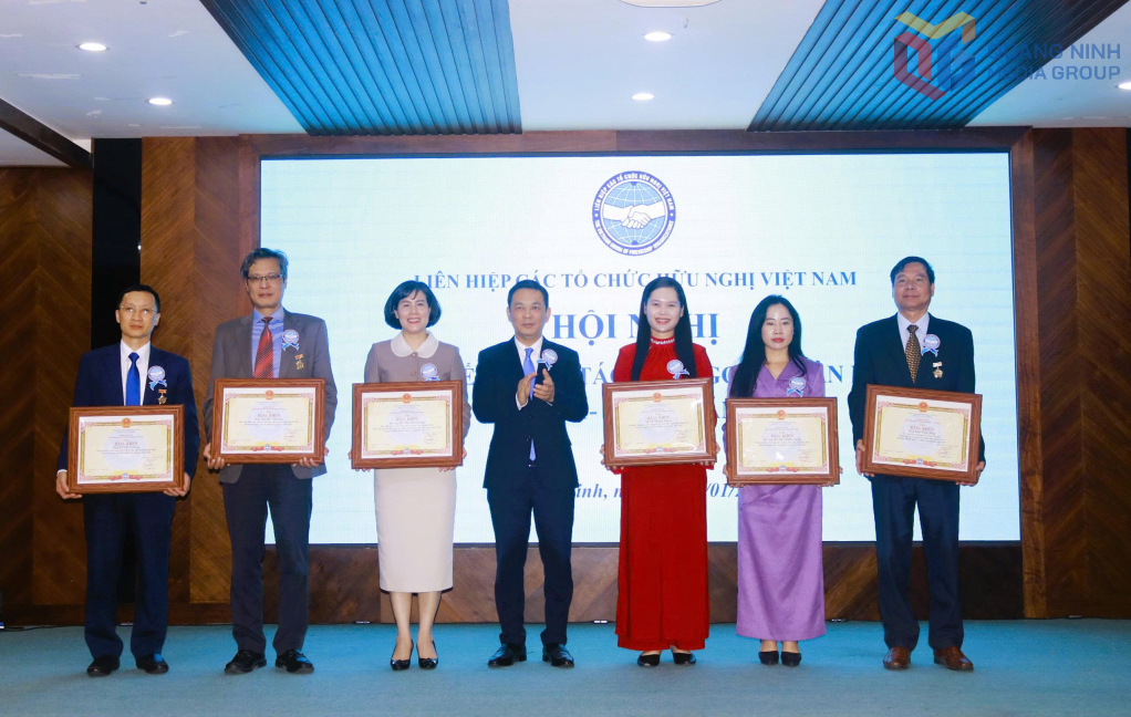 Liên hiệp các tổ chức hữu nghị Việt Nam tặng bằng khen cho các tập thể, cá nhân cụm số 1