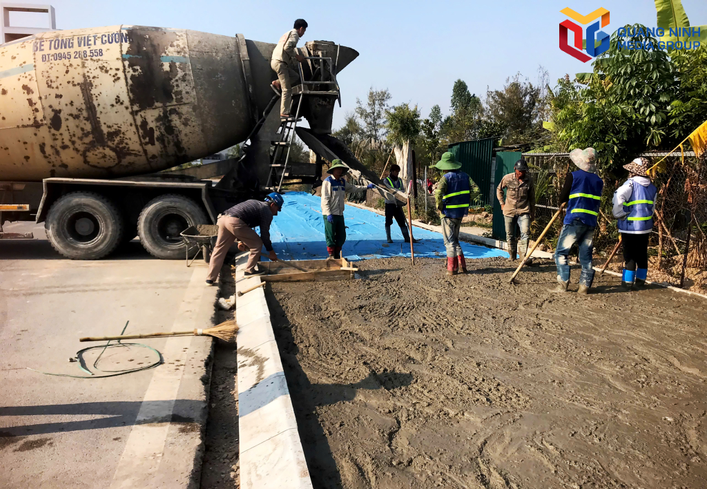 Đơn vị nhà thầu tập trung nhân lực thi công hạng mục đổ bê tông vỉa hè một số tuyến phố khu đô thị Thống Nhất