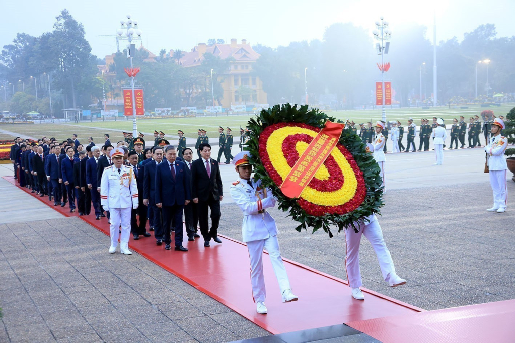 Đoàn đại biểu lãnh đạo Đảng, Nhà nước do Tổng Bí thư Tô Lâm dẫn đầu vào Lăng viếng Chủ tịch Hồ Chí Minh. Ảnh: TTXVN