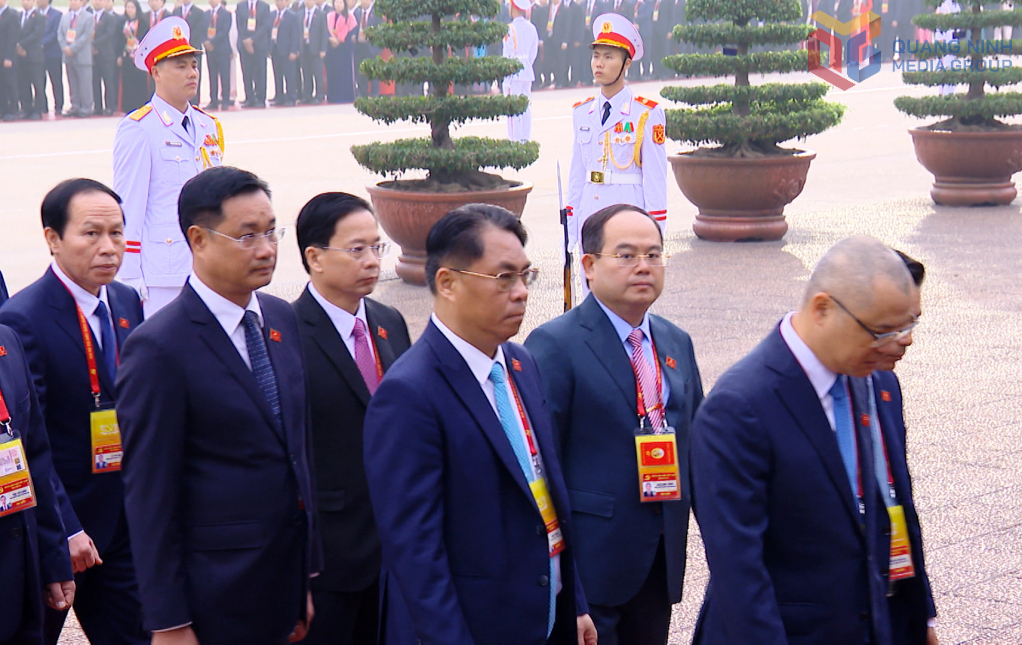 Đồng chí Quản Minh Cường, Bí thư Tỉnh ủy, Trưởng Đoàn ĐBQH tỉnh, Trưởng Đoàn đại biểu Đảng bộ tỉnh Quảng Ninh dự Đại hội cùng các đại biểu vào viếng Lăng Chủ tịch Hồ Chí Minh.