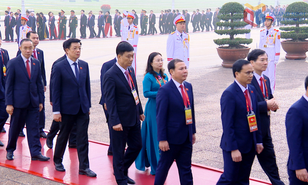 Đoàn đại biểu Đảng bộ tỉnh Quảng Ninh dự Đại hội XIV của Đảng vào viếng Lăng Chủ tịch Hồ Chí Minh.