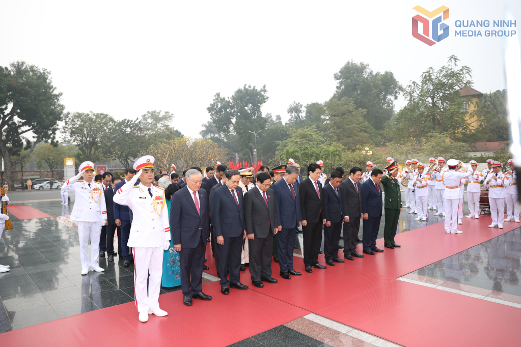 Các đại biểu mặc niệm Đài tưởng niệm các Anh hùng liệt sĩ trên đường Bắc Sơn