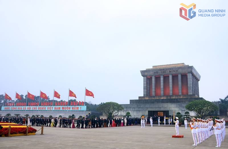 Các đại biểu vào Lăng viếng Chủ tịch Hồ Chí Minh.