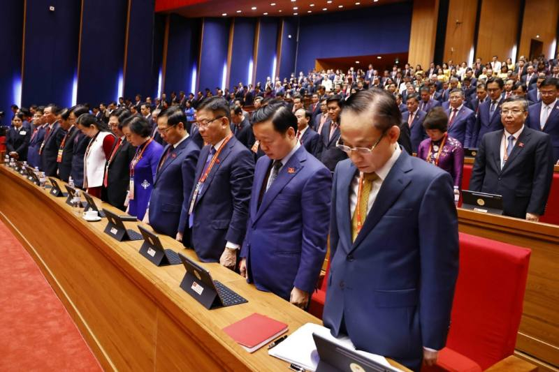 Các đại biểu dành 1 phút mặc niệm tưởng nhớ cố Tổng Bí thư Nguyễn Phú Trọng và các đồng chí Ủy viên BCH TƯ khóa XIII đã từ trần trong nhiệm kỳ Đại hội XIII.