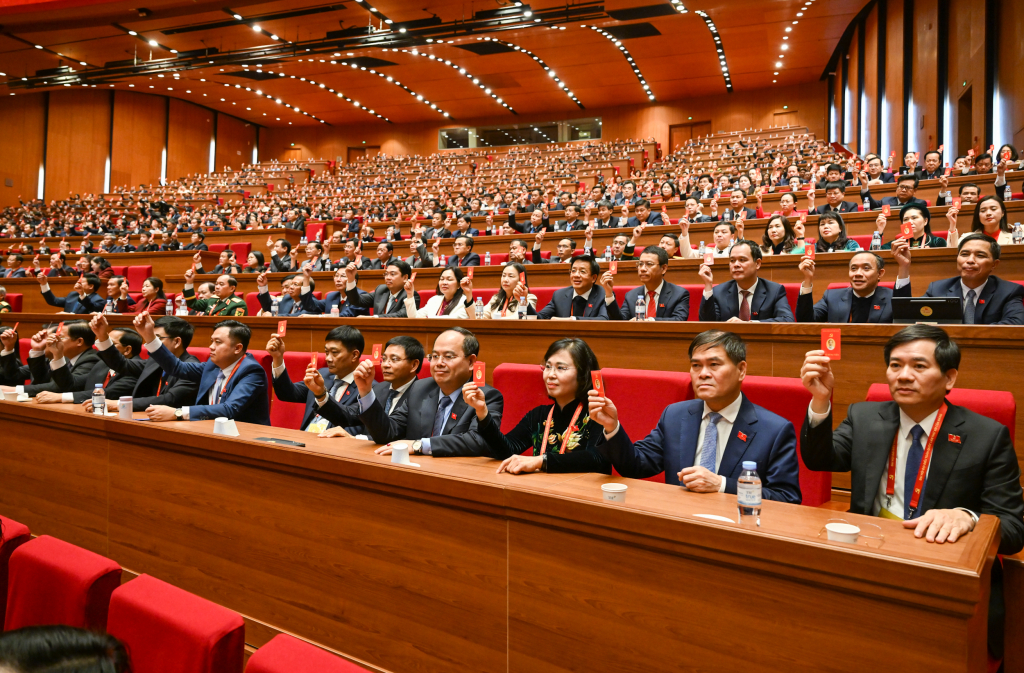 Đoàn đại biểu Đảng bộ tỉnh Quảng Ninh và các đại biểu biểu quyết...