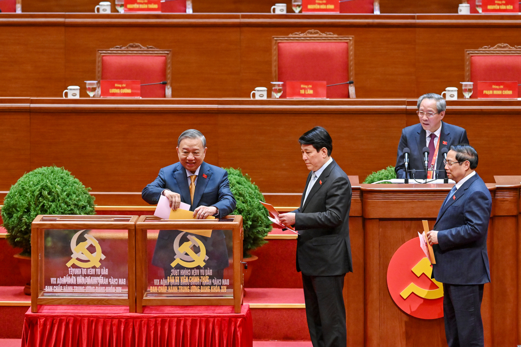 Tổng Bí thư Tô Lâm cùng các đồng chí lãnh đạo Đảng và Nhà nước bỏ phiếu bầu Ủy viên Trung ương chính chức và Ủy viên dự khuyết Ban Chấp hành Trung ương Đảng khóa XIV.