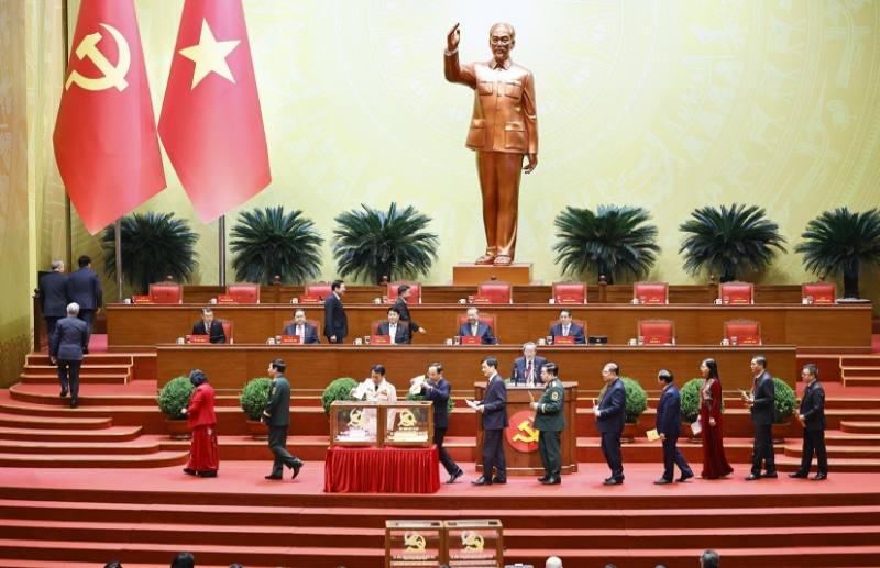 Các đồng chí lãnh đạo Đảng và Nhà nước bỏ phiếu bầu Ban Chấp hành Trung ương Đảng khóa XIV.