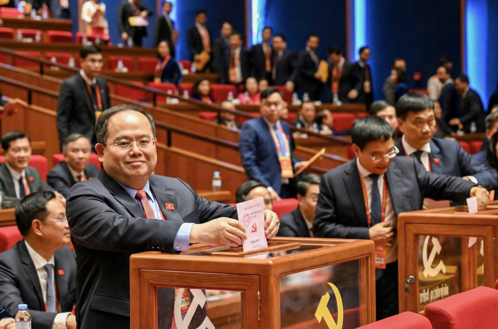 Đồng chí Quản Minh Cường, Bí thư Tỉnh ủy, Trưởng Đoàn ĐBQH tỉnh, bỏ phiếu bầu Ban Chấp hành Trung ương Đảng khoá XIV.