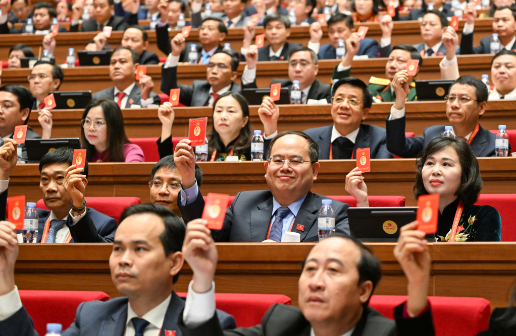 Đồng chí Quản Minh Cường, Bí thư Tỉnh ủy, Trưởng Đoàn ĐBQH tỉnh, Trưởng Đoàn đại biểu Đảng bộ tỉnh và các đại biểu biểu quyết thông qua danh sách bầu cử BCH Trung ương Đảng khóa XIV.