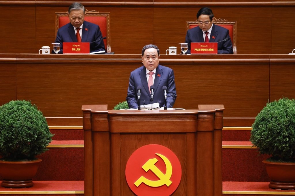 Đồng chí Trần Thanh Mẫn thay mặt Đoàn Chủ tịch báo cáo kết quả bầu Bộ Chính trị, Tổng Bí thư, Ban Bí thư, Ủy ban Kiểm tra Trung ương  khóa XIV.