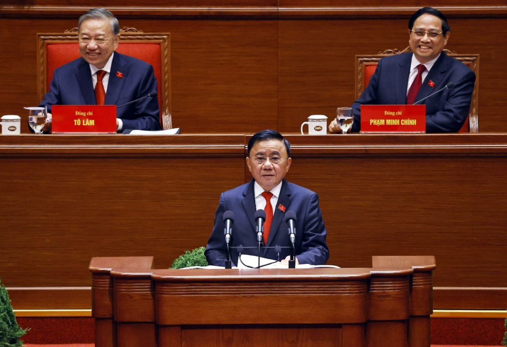 Đồng chí Trần Cẩm Tú, Ủy viên Bộ Chính trị, Thường trực Ban Bí thư trình bày Báo cáo tiếp thu, giải trình của Đoàn Chủ tịch về ký kiến thảo luận của các đại biểu đối với dự thảo các văn kiện và Báo cáo kiểm điểm sự lãnh đạo, chỉ đạo của BCH Trung ương khóa XIII trình Đại hội XIV của Đảng. 