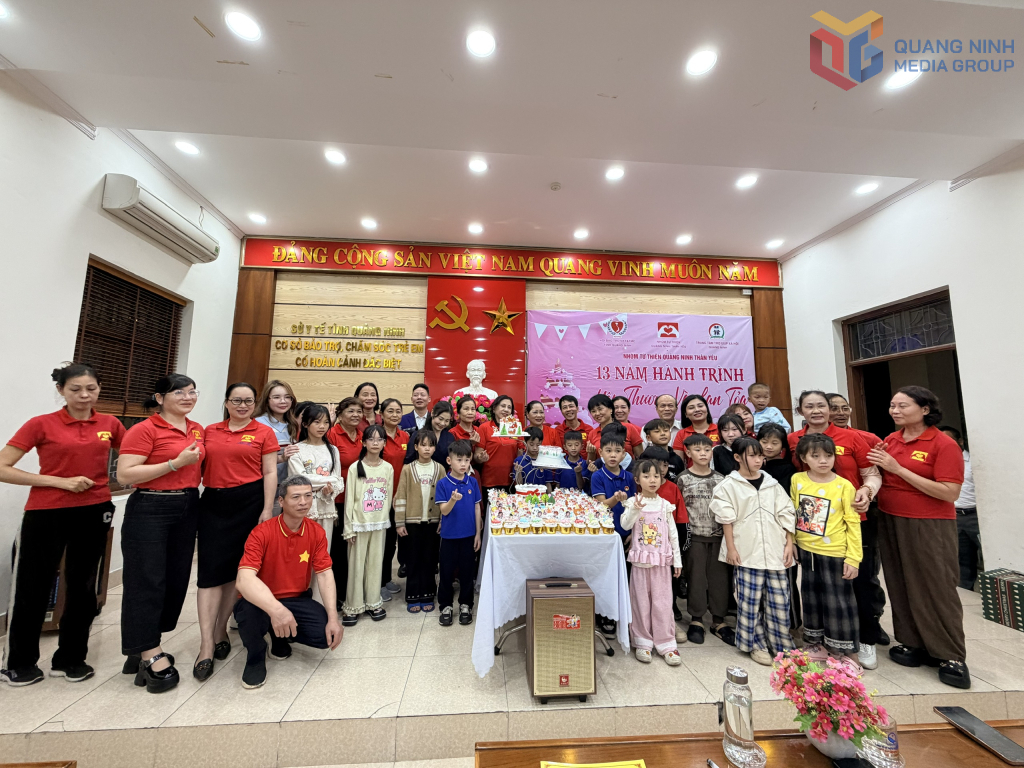 Bữa tiệc sinh nhật ấm cúng của các em tại Trung tâm Trợ giúp xã hội tỉnh.