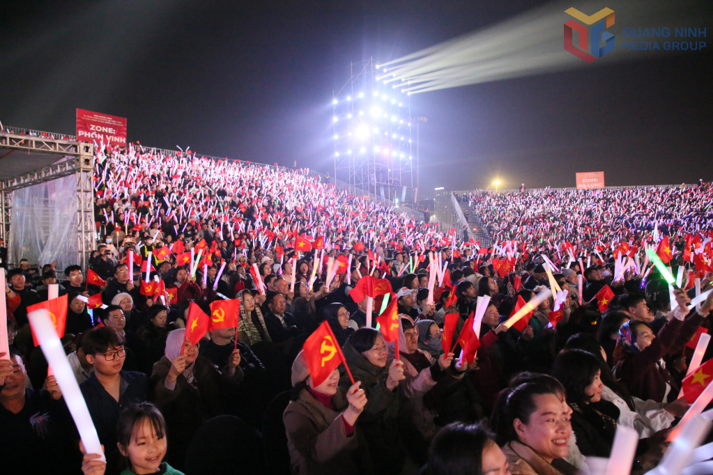 Khán giả cổ vũ nhiệt tình, thưởng thức trọn vẹn chương trình. 