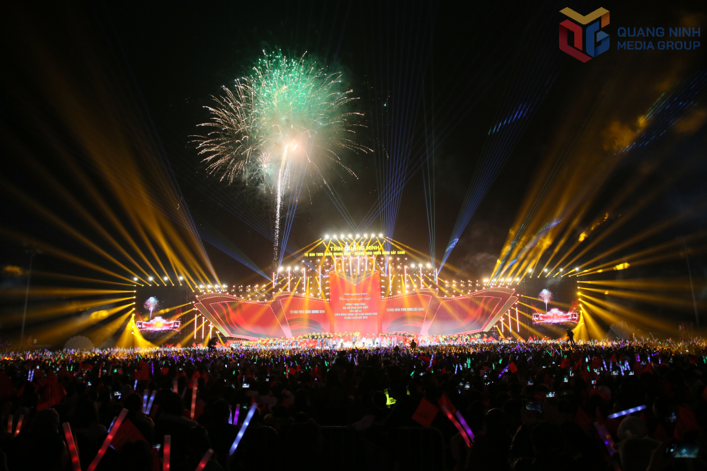 Các tiết mục nghệ thuật kết hợp hiệu ứng pháo hoa mang lại cảm xúc bùng nổ cho khán giả
