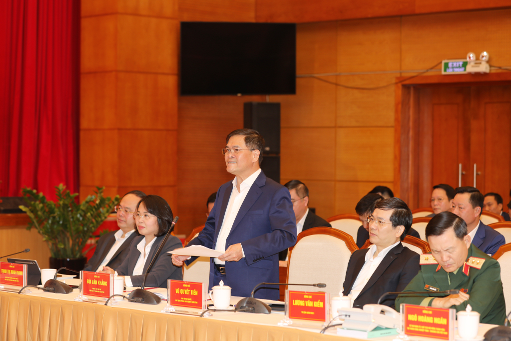 Đồng chí Bùi Văn Khắng, Phó Bí thư Tỉnh ủy, Chủ tịch UBND tỉnh Quảng Ninh phát biểu tại buổi làm việc.