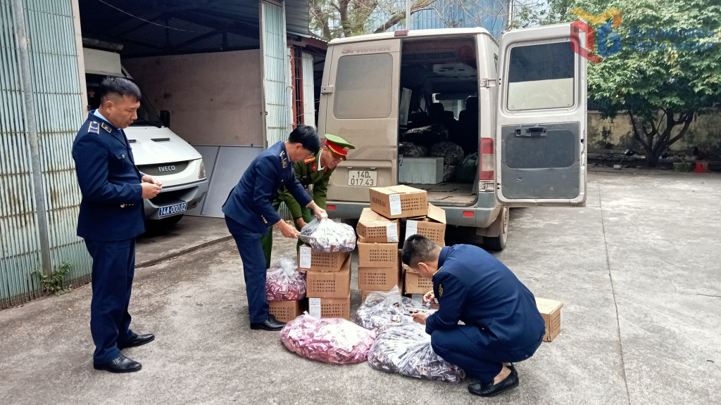 Đội QLTT số 4 phối hợp bắt giữ phương tiện vận chuyển hàng bánh kẹo không rõ nguồn gốc ngày 20/1/2026