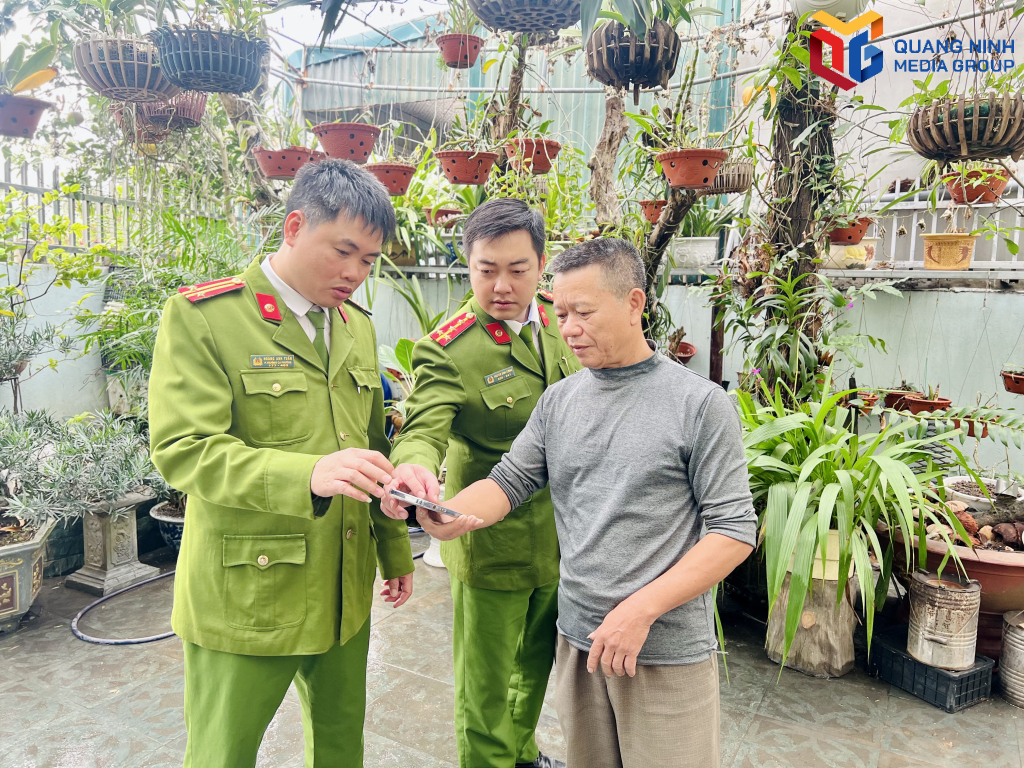 Công an phường Hà Tu hỗ trợ người dân làm thủ tục đăng ký thường trú.