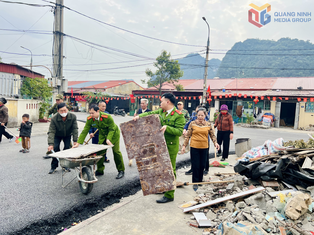 Công an phường Hà Tu thực hiện 3 cùng với nhân dân.