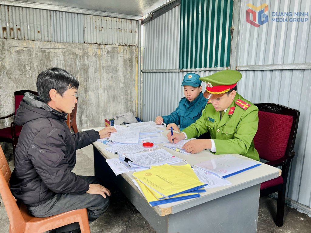 Công an và Ban CHQS phường Hà Tu phối hợp làm thủ tục cấp phép cho ngư dân.