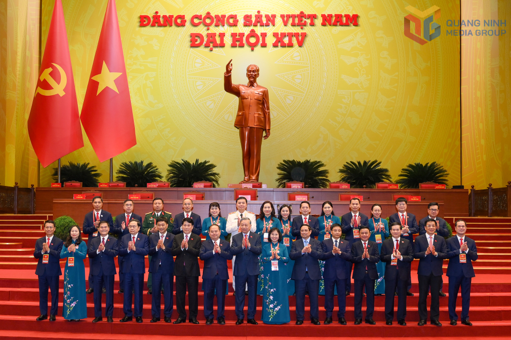 Đoàn đại biểu Đảng bộ tỉnh Quảng Ninh dự Đại hội đại biểu toàn quốc lần thứ XIV của Đảng chụp ảnh với các đồng chí lãnh đạo Đảng, Nhà nước.