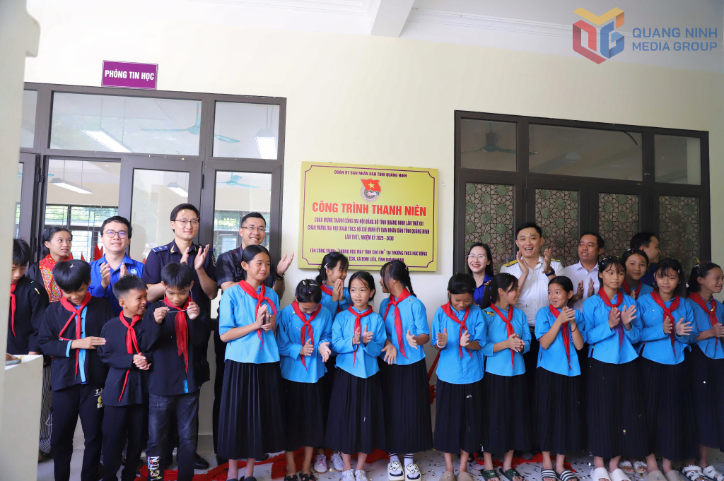 Khánh thành, gắn biển Phòng học máy tính cho em tại trường THCS Húc Động tháng 10/2025.