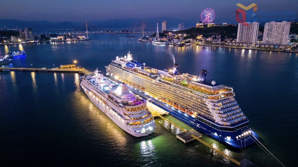 Tàu biển quốc tế đưa khách du lịch đến Quảng Ninh cập cảng tàu khách quốc tế Hạ Long.