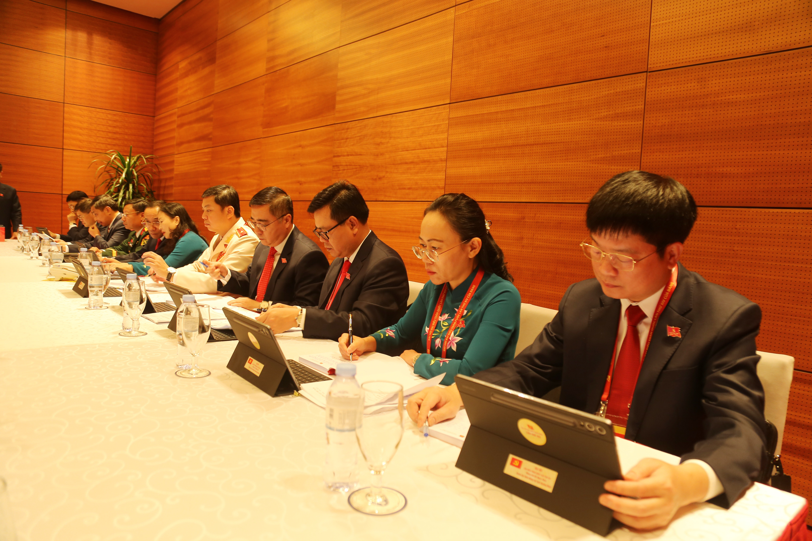 Các đại biểu tỉnh Quảng Ninh thảo luận tại đoàn.