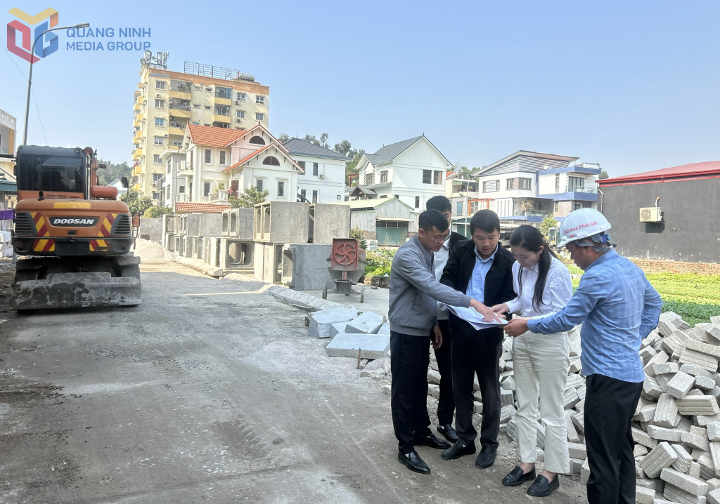 Lãnh đạo phường Hà Lầm thường xuyên xuống cơ sở chỉ đạo, lãnh đạo, đôn đốc đẩy nhanh tiến độ thi công các dự án.