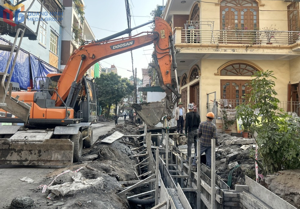 Với phương châm “dân biết, dân bàn, dân làm, dân kiểm tra, dân giám sát, dân thụ hưởng”, việc nâng cấp tuyến đường nội khu Hà Lầm 4 đảm bảo tiến độ.