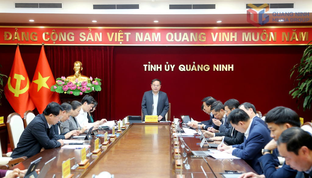 Đồng chí Quản Minh Cường, Ủy viên Trung ương Đảng, Bí thư Tỉnh ủy, Trưởng Đoàn ĐBQH tỉnh, kết luận cuộc họp.