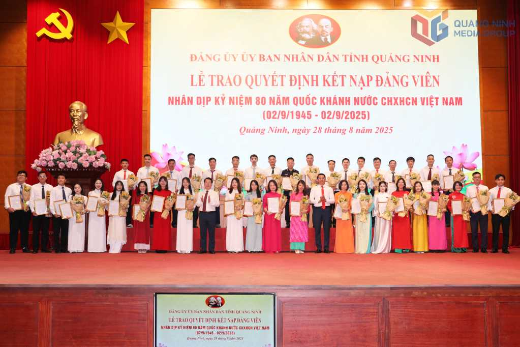 Đảng ủy UBND tỉnh tổ chức lễ trao quyết định kết nạp đảng viên (tháng 8/2025).