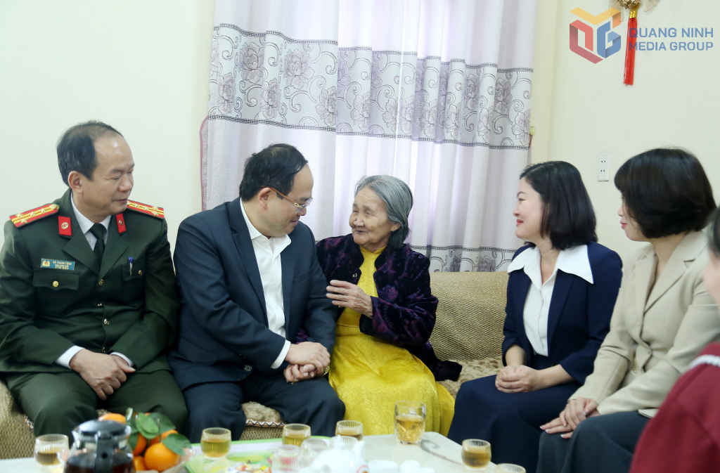 Đồng chí Quản Minh Cường, Ủy viên Trung ương Đảng, Bí thư Tỉnh ủy, Trưởng Đoàn ĐBQH tỉnh đến thăm, chúc Tết Mẹ Việt Nam Anh hùng Nguyễn Thị Thuộc (phường Hà Tu).